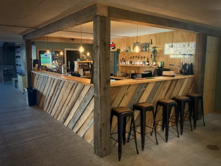 Bar beklædt med planker til Nexø Minigolf & Biergarten