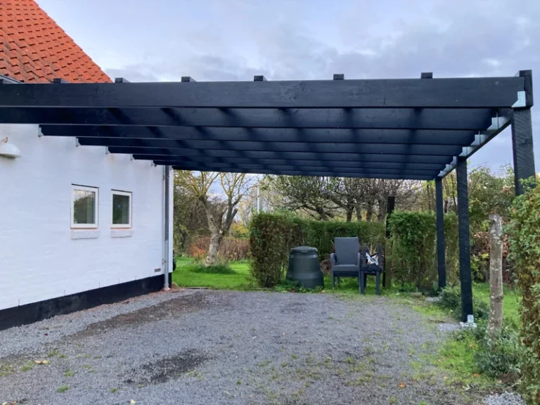 Carport i træ med fladt tag på Bornholm