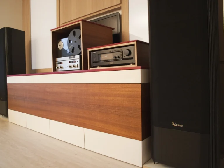 Skræddersyet hifi-møbel samt LED-væg af træ med integreret TV