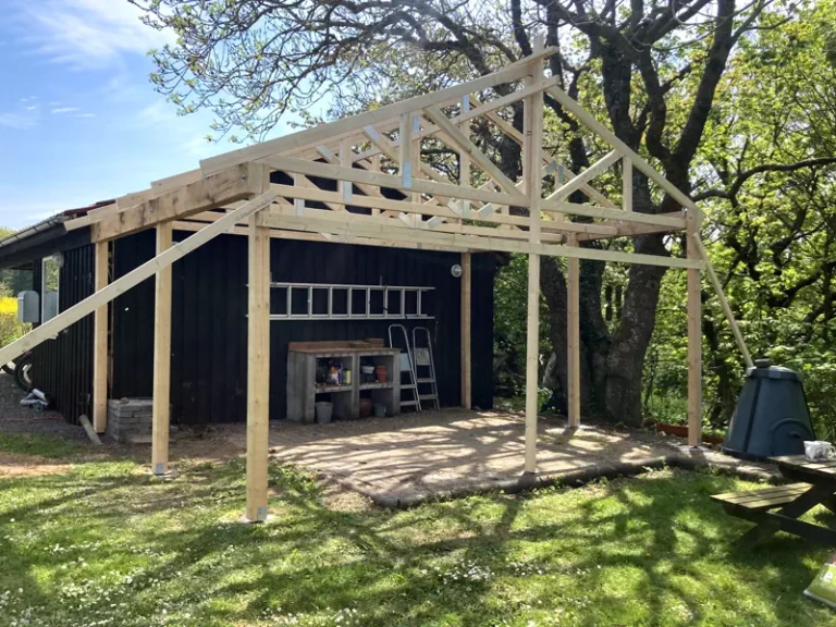Terrasseoverdækning af træ på Bornholm