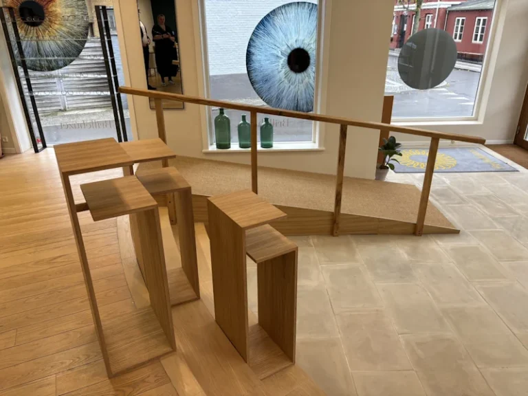 Podier lavet af krydsfiner med egetræsfiner fremstillet til Brillehûzet i Nexø