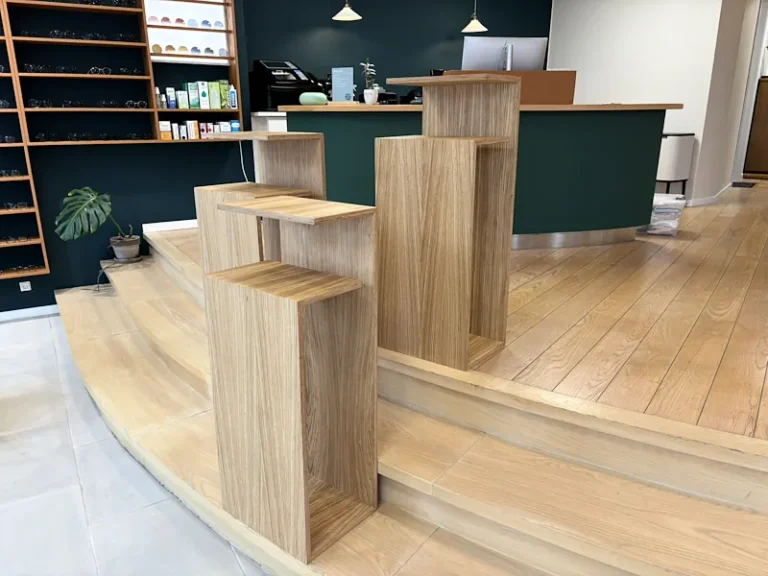 Podier lavet af krydsfiner med egetræsfiner fremstillet til Brillehûzet i Nexø