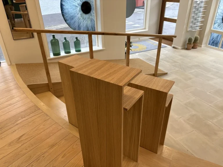 Podier med egetræsfiner til produktpræsentationer i butikken