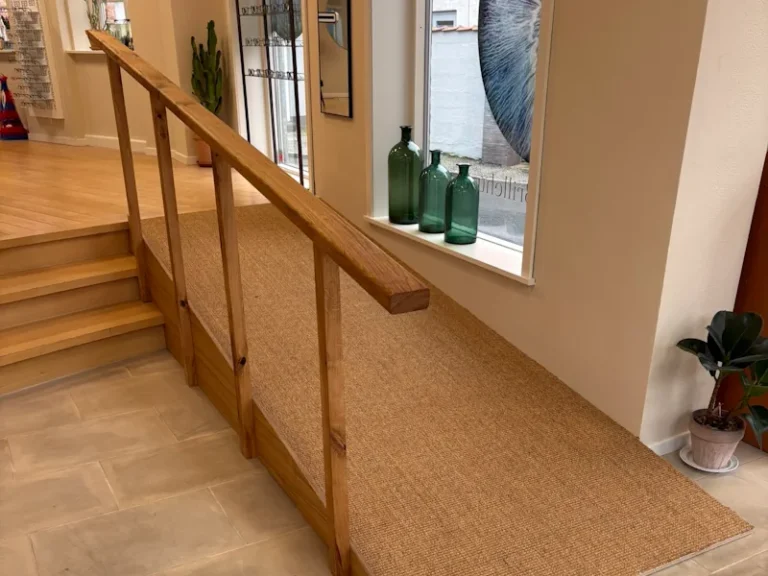 Specialbygget rampe med gelænder til butik