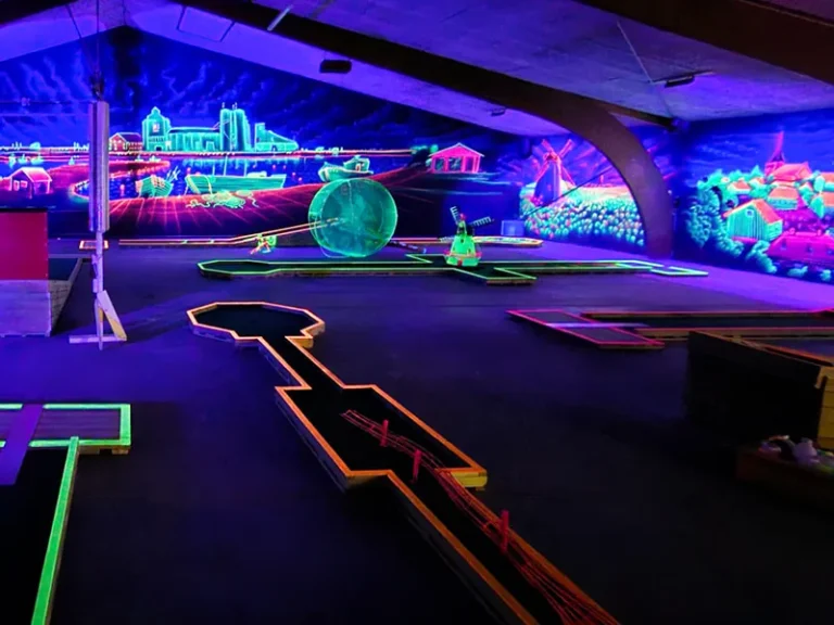 Renovering af hal til indendørs minigolf med UV-lys