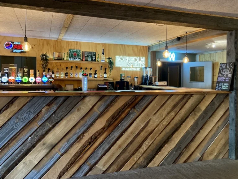 Bardisk i rustikt look beklædt med planker på Bornholm